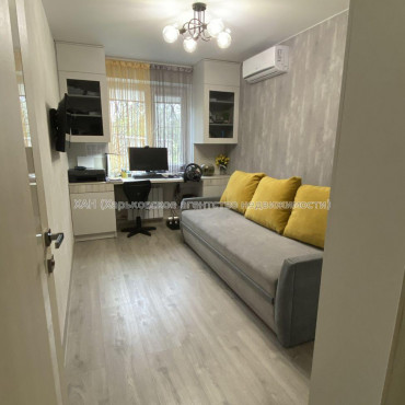 Продам квартиру, Непокоренных ул. , 3 кім., 62 м², капитальный ремонт 