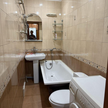 Продам квартиру, Гвардейцев Широнинцев ул. , 2 кім., 46 м², капитальный ремонт 