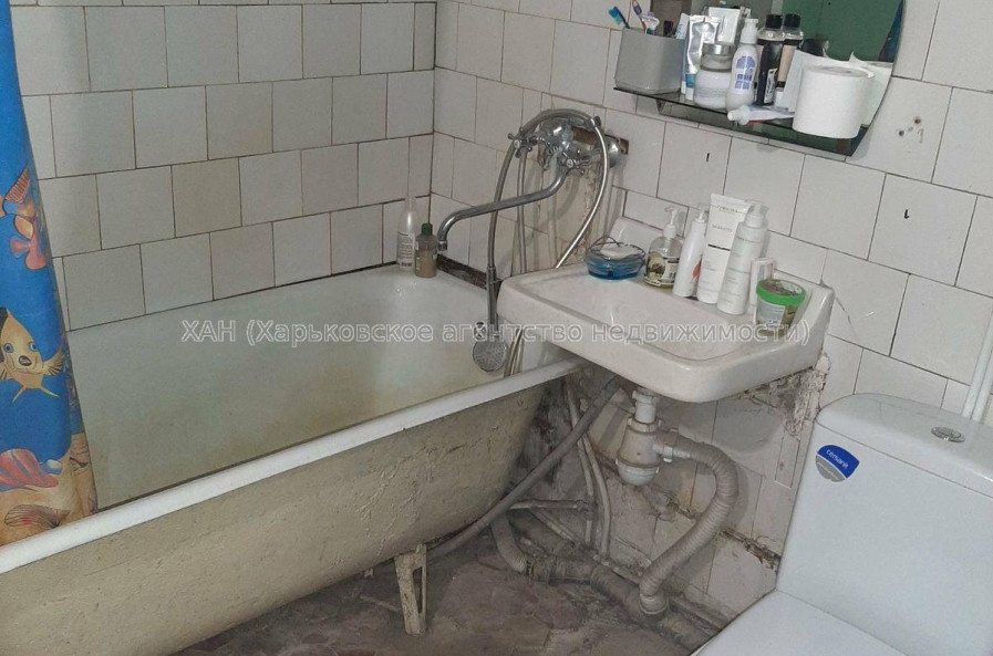 Продам квартиру, 23 Августа ул. , 2 кім., 45.30 м², частичный ремонт 
