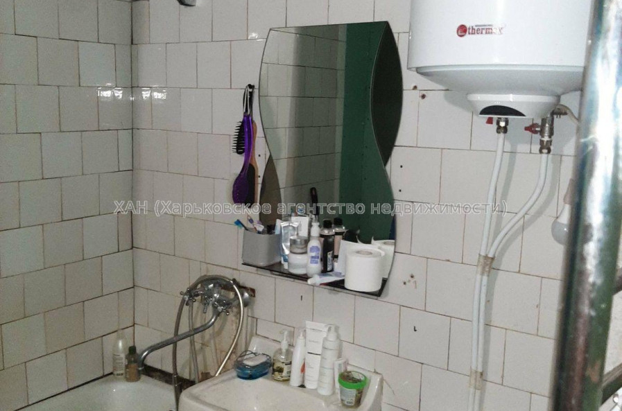 Продам квартиру, 23 Августа ул. , 2 кім., 45.30 м², частичный ремонт 