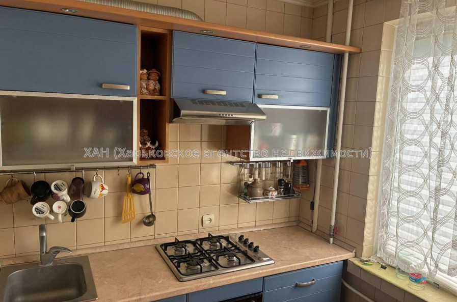 Продам квартиру, Валентиновская ул. , 3 кім., 72 м², частичный ремонт 