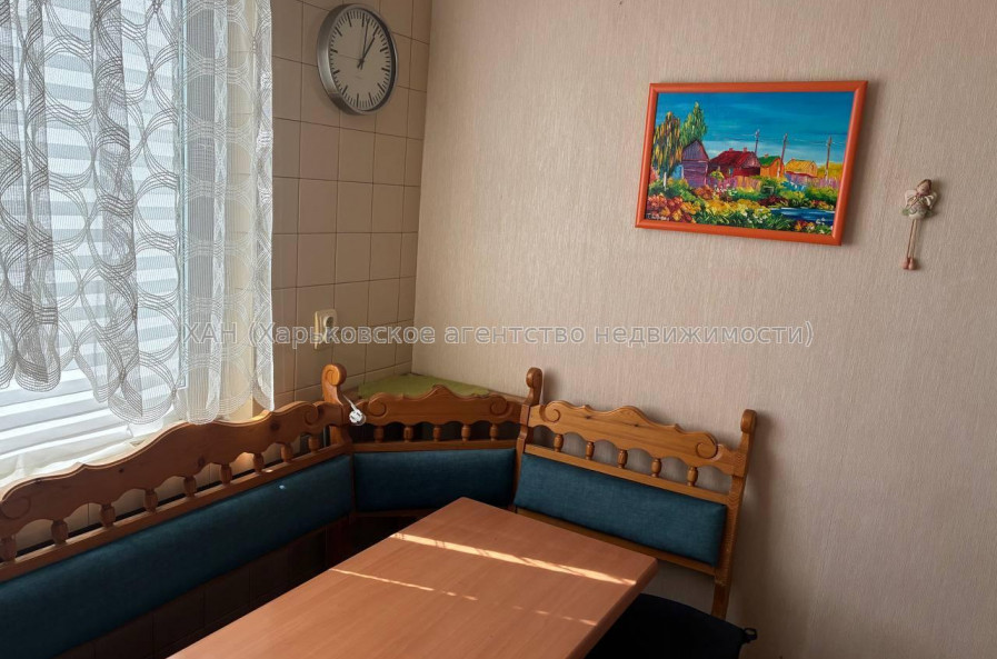 Продам квартиру, Валентиновская ул. , 3 кім., 72 м², частичный ремонт 