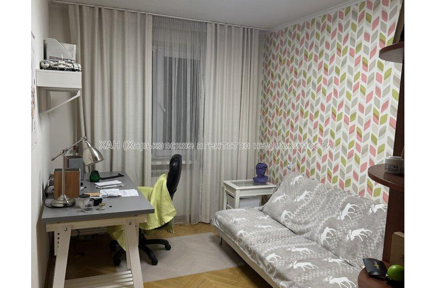 Продам квартиру, Валентиновская ул. , 3 кім., 72 м², частичный ремонт 