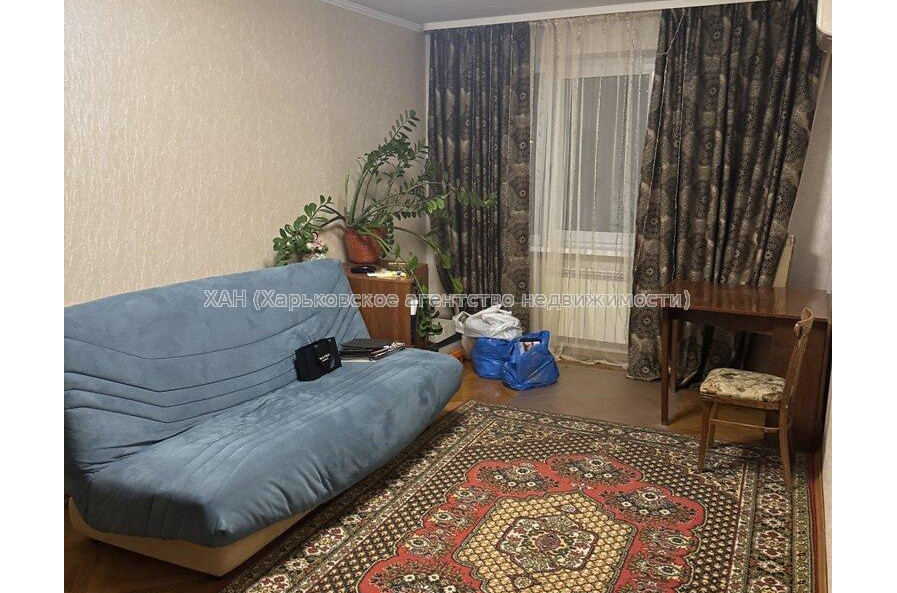 Продам квартиру, Валентиновская ул. , 3 кім., 72 м², частичный ремонт 