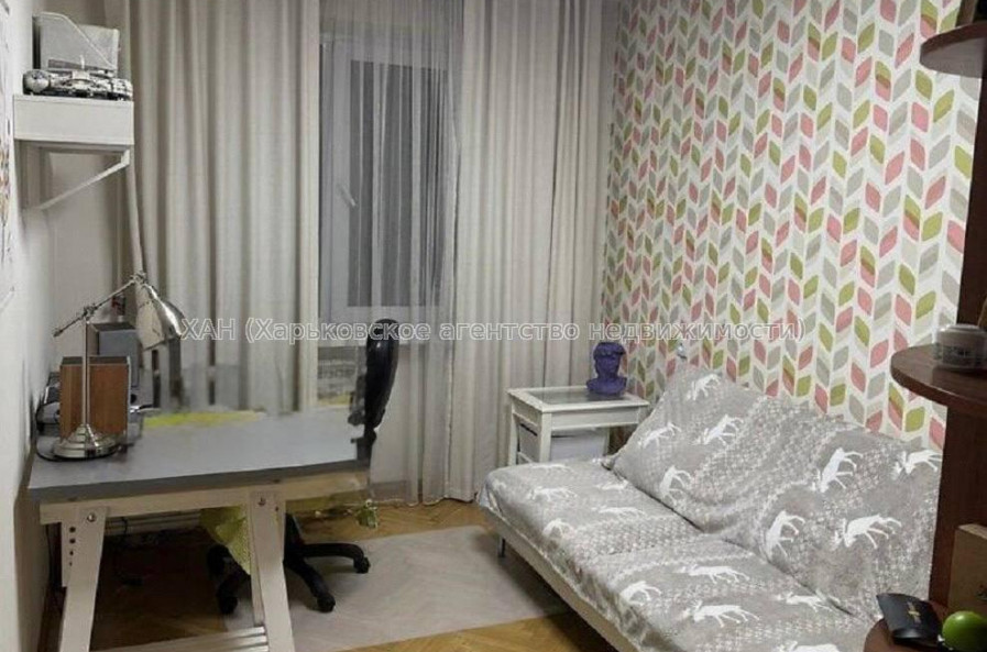 Продам квартиру, Валентиновская ул. , 3 кім., 72 м², частичный ремонт 