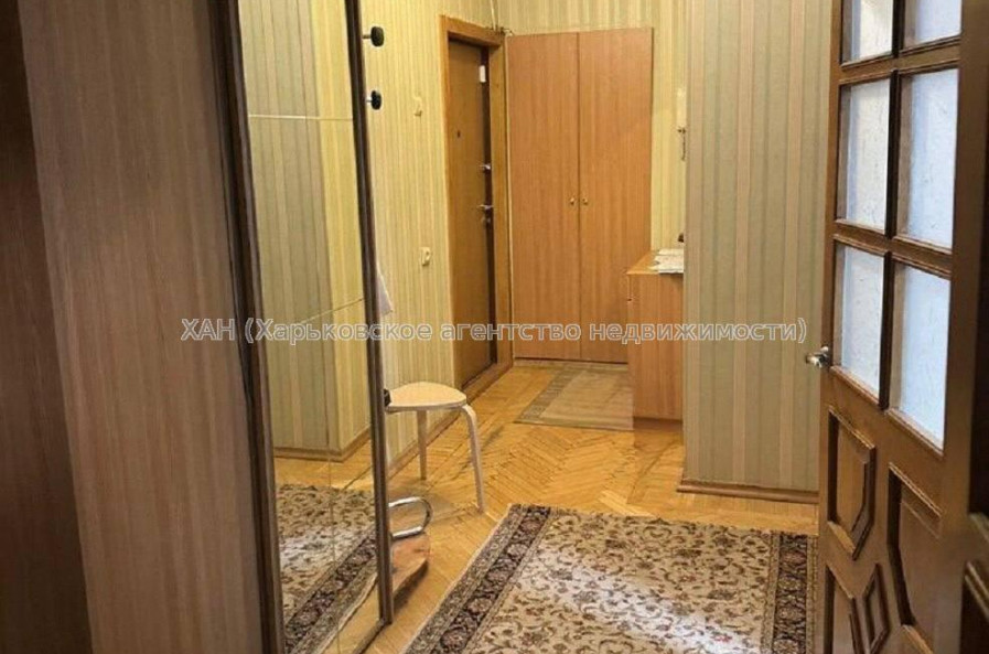 Продам квартиру, Валентиновская ул. , 3 кім., 72 м², частичный ремонт 