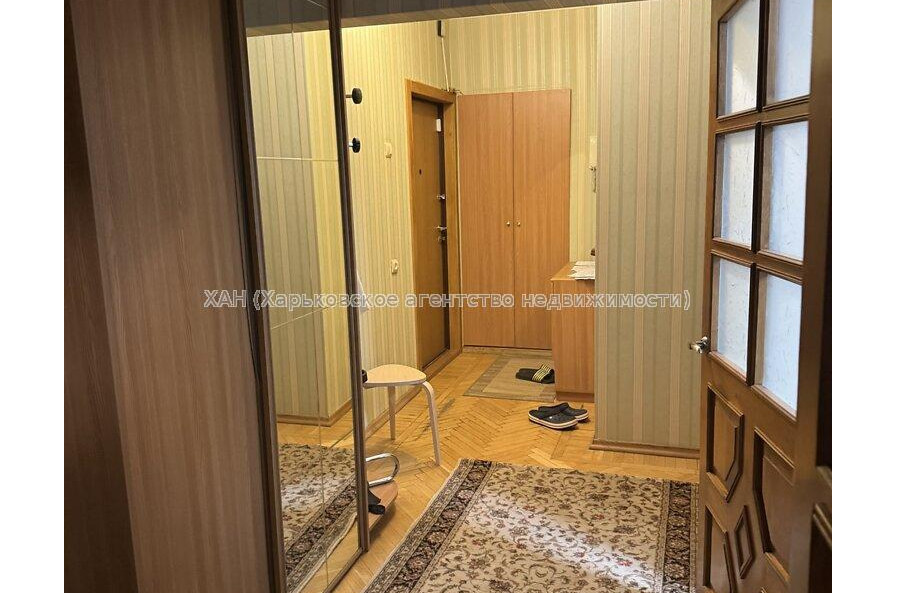 Продам квартиру, Валентиновская ул. , 3 кім., 72 м², частичный ремонт 