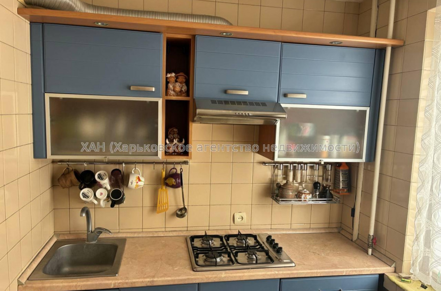 Продам квартиру, Валентиновская ул. , 3 кім., 72 м², частичный ремонт 