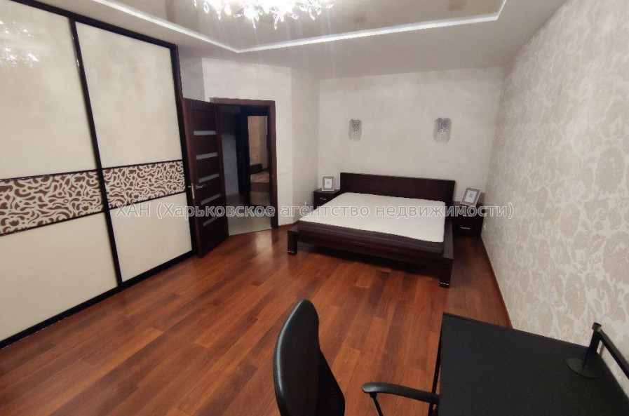 Продам квартиру, Залесская ул. , 2 кім., 60 м², евроремонт 