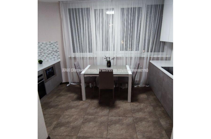Продам квартиру, Залесская ул. , 2 кім., 60 м², евроремонт 
