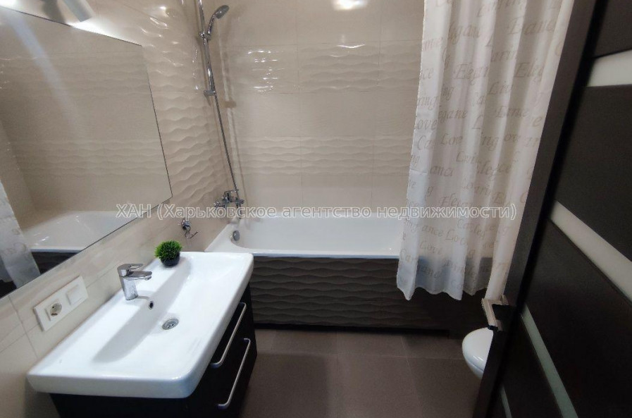 Продам квартиру, Залесская ул. , 2 кім., 60 м², евроремонт 