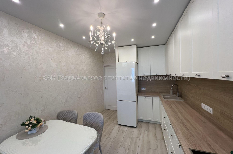Продам квартиру, Гвардейцев Широнинцев ул. , 2  ком., 67 м², авторский дизайн 