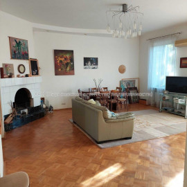 Продам квартиру, Куликовский спуск , 4  ком., 112.70 м², капитальный ремонт