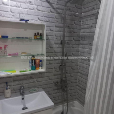 Продам квартиру, Амосова ул. , 4 кім., 70 м², капитальный ремонт 