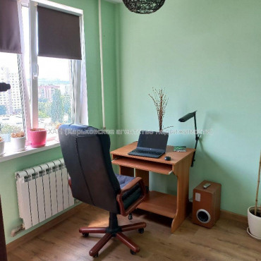 Продам квартиру, Амосова ул. , 4 кім., 70 м², капитальный ремонт 