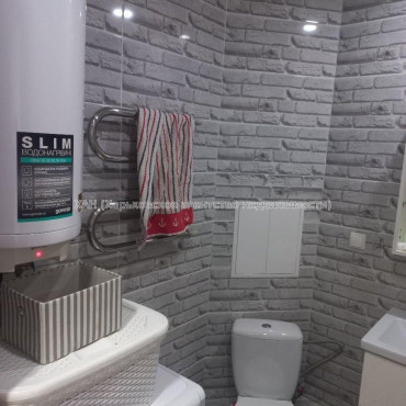 Продам квартиру, Амосова ул. , 4 кім., 70 м², капитальный ремонт 