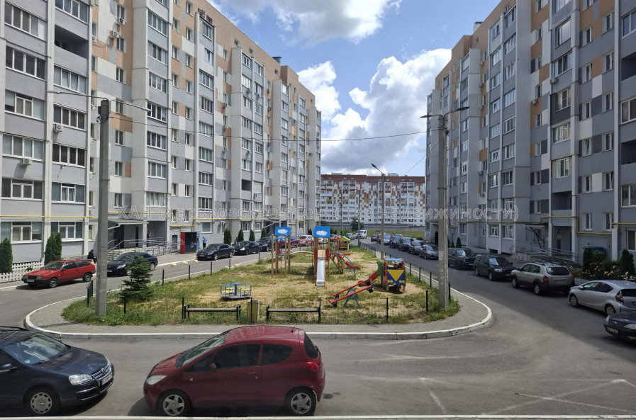 Продам квартиру, Домостроительная ул. , 11 , 1 кім., 36.70 м², частичный ремонт 