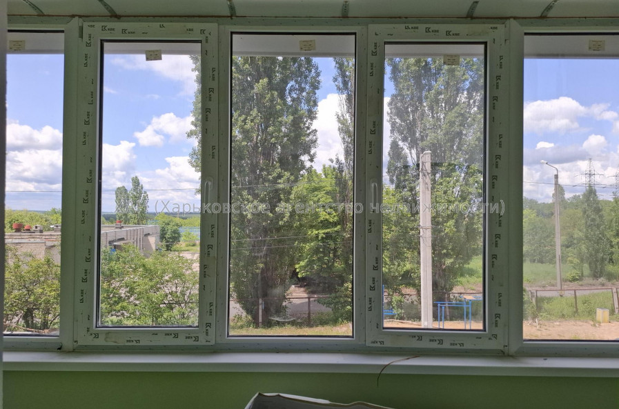 Продам квартиру, Домостроительная ул. , 11 , 1 кім., 36.70 м², частичный ремонт 