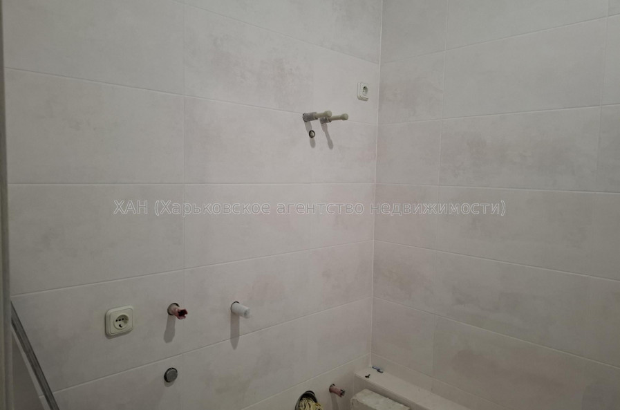 Продам квартиру, Домостроительная ул. , 11 , 1 кім., 36.70 м², частичный ремонт 