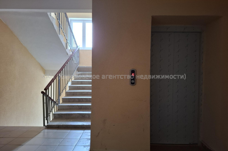 Продам квартиру, Домостроительная ул. , 11 , 1 кім., 36.70 м², частичный ремонт 