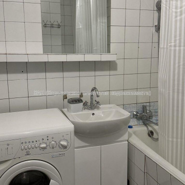 Продам квартиру, Болградская ул. , 1  ком., 38 м², капитальный ремонт 