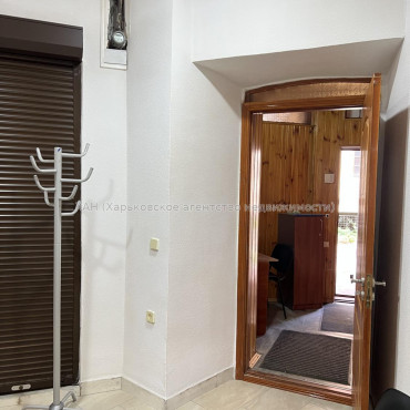 Продам нежитлову нерухомість, офис в многоквартирном доме , 3 кім., 67 м², частичный ремонт 