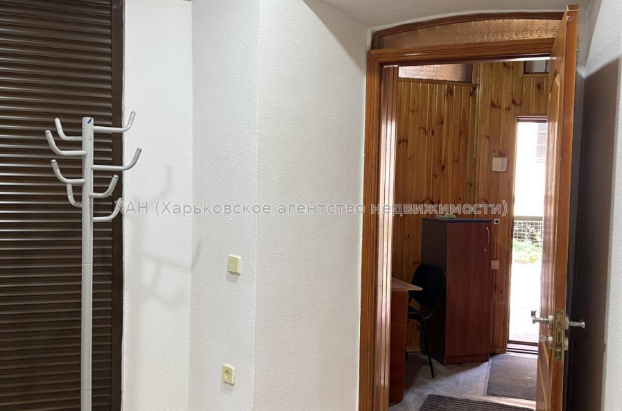 Продам нежитлову нерухомість, офис в многоквартирном доме , 3 кім., 67 м², частичный ремонт 