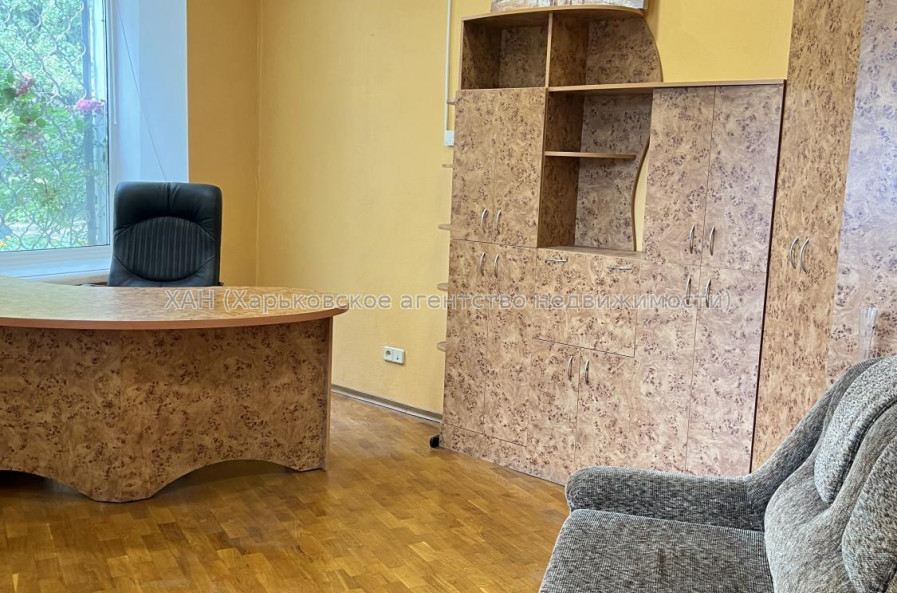 Продам нежитлову нерухомість, офис в многоквартирном доме , 3 кім., 67 м², частичный ремонт 