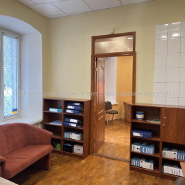 Продам нежилую недвижимость, офис в многоквартирном доме , 3  ком., 67 м², частичный ремонт