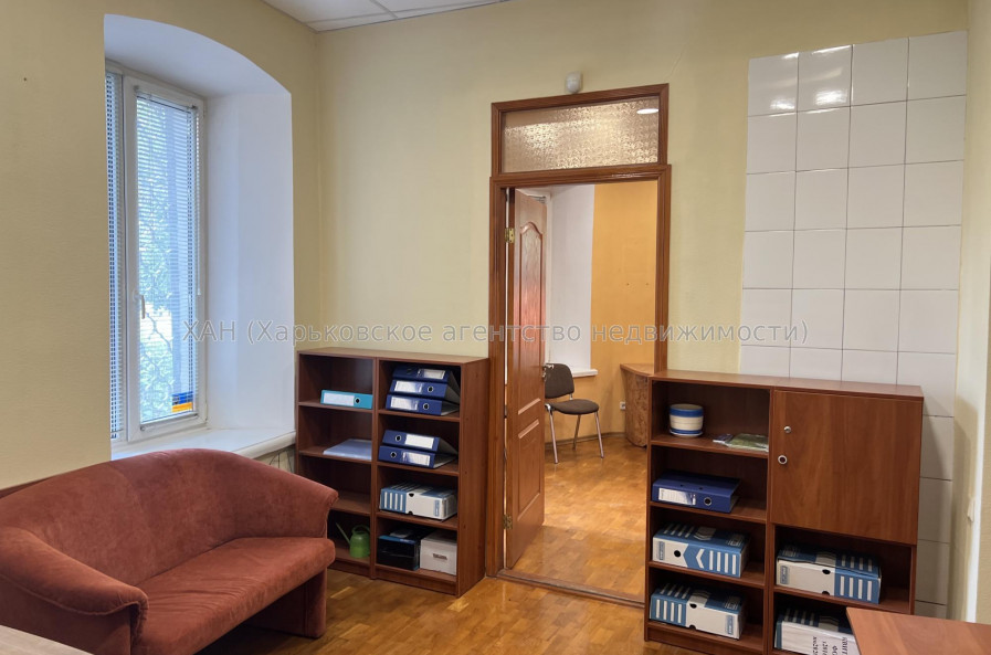 Продам нежитлову нерухомість, офис в многоквартирном доме , 3 кім., 67 м², частичный ремонт 