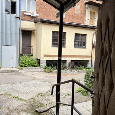 Продам нежитлову нерухомість, офис в многоквартирном доме , 3 кім., 67 м², частичный ремонт 