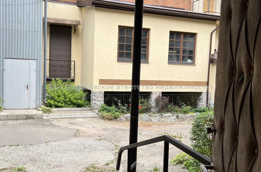 Продам нежитлову нерухомість, офис в многоквартирном доме , 3 кім., 67 м², частичный ремонт 