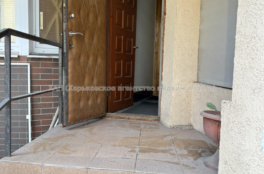 Продам нежитлову нерухомість, офис в многоквартирном доме , 3 кім., 67 м², частичный ремонт 