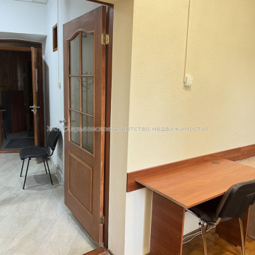 Продам нежитлову нерухомість, офис в многоквартирном доме , 3 кім., 67 м², частичный ремонт 