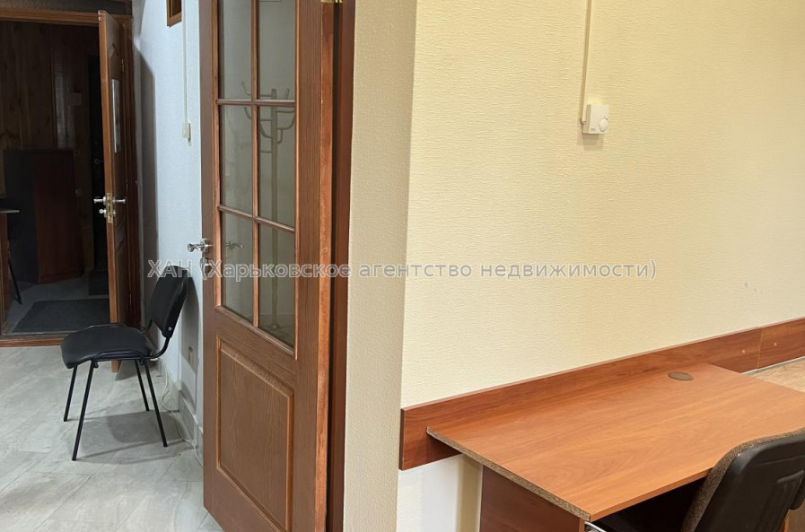 Продам нежитлову нерухомість, офис в многоквартирном доме , 3 кім., 67 м², частичный ремонт 