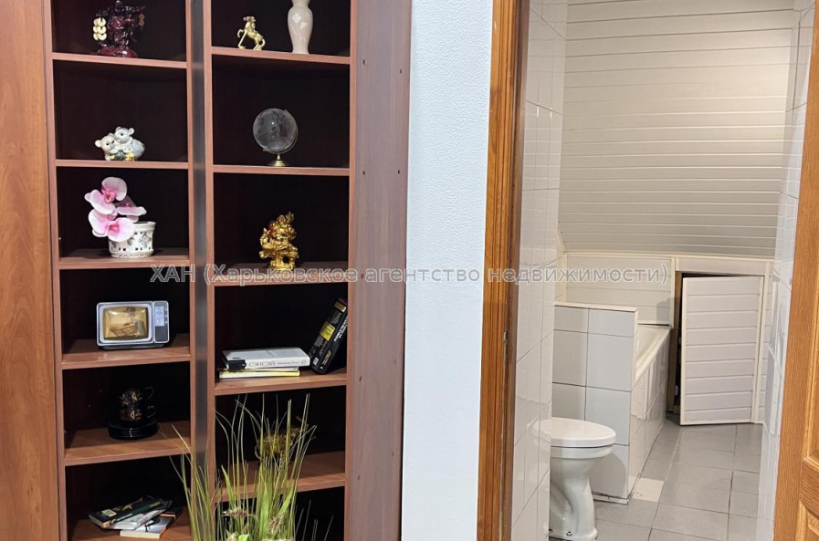 Продам нежитлову нерухомість, офис в многоквартирном доме , 3 кім., 67 м², частичный ремонт 
