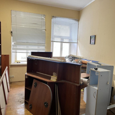 Продам нежитлову нерухомість, офис в многоквартирном доме , 3 кім., 67 м², частичный ремонт 