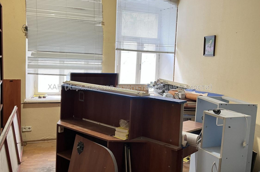 Продам нежитлову нерухомість, офис в многоквартирном доме , 3 кім., 67 м², частичный ремонт 