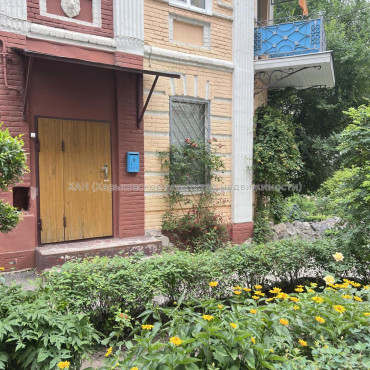 Продам нежитлову нерухомість, офис в многоквартирном доме , 3 кім., 67 м², частичный ремонт 