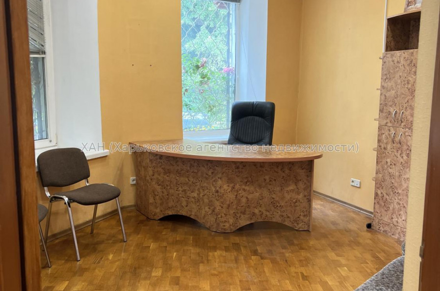 Продам нежитлову нерухомість, офис в многоквартирном доме , 3 кім., 67 м², частичный ремонт 