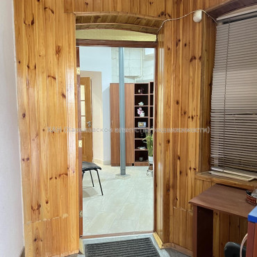 Продам нежитлову нерухомість, офис в многоквартирном доме , 3 кім., 67 м², частичный ремонт 