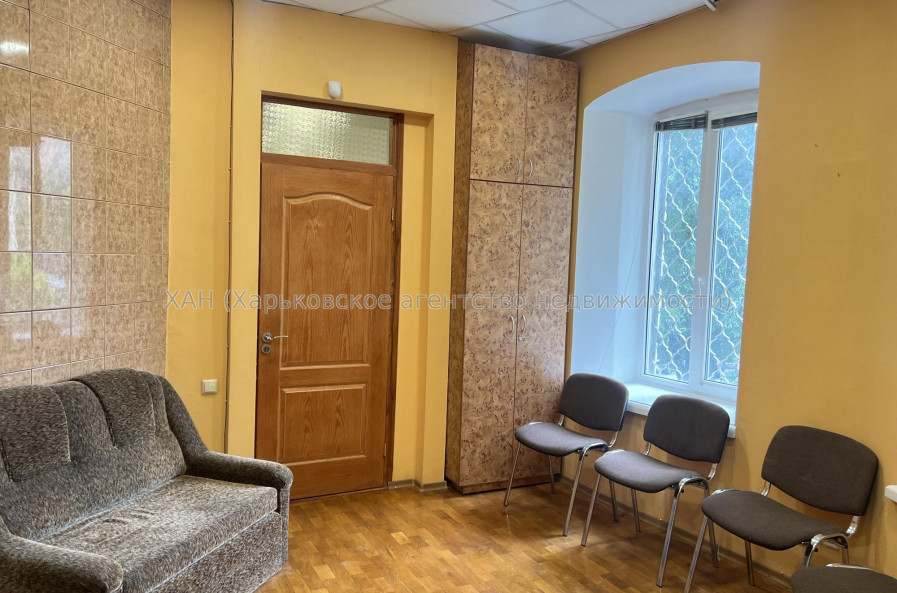Продам нежитлову нерухомість, офис в многоквартирном доме , 3 кім., 67 м², частичный ремонт 