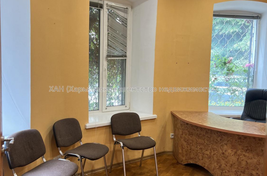 Продам нежитлову нерухомість, офис в многоквартирном доме , 3 кім., 67 м², частичный ремонт 
