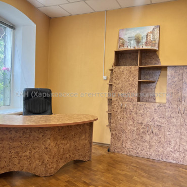 Продам нежитлову нерухомість, офис в многоквартирном доме , 3 кім., 67 м², частичный ремонт 