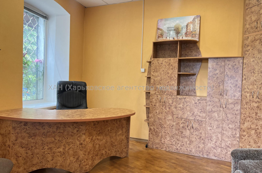 Продам нежитлову нерухомість, офис в многоквартирном доме , 3 кім., 67 м², частичный ремонт 
