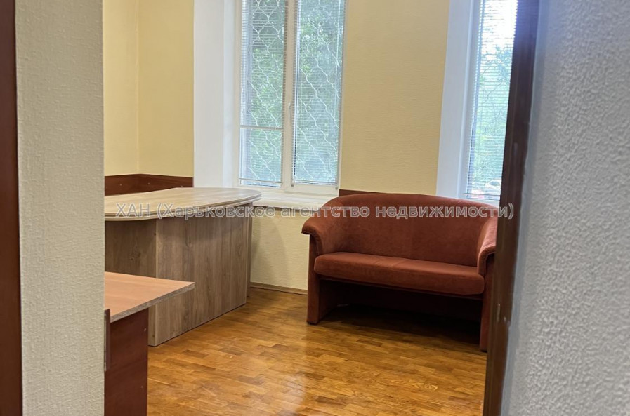 Продам нежитлову нерухомість, офис в многоквартирном доме , 3 кім., 67 м², частичный ремонт 