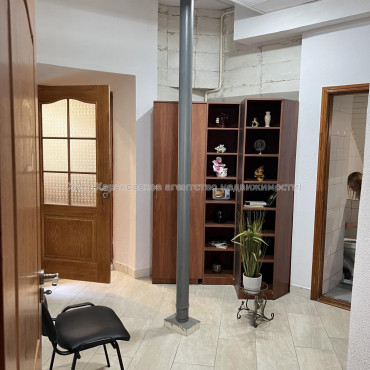 Продам нежитлову нерухомість, офис в многоквартирном доме , 3 кім., 67 м², частичный ремонт 