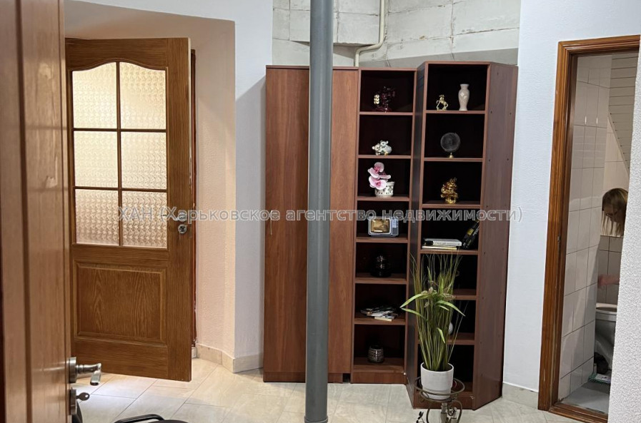 Продам нежитлову нерухомість, офис в многоквартирном доме , 3 кім., 67 м², частичный ремонт 