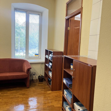 Продам нежитлову нерухомість, офис в многоквартирном доме , 3 кім., 67 м², частичный ремонт 