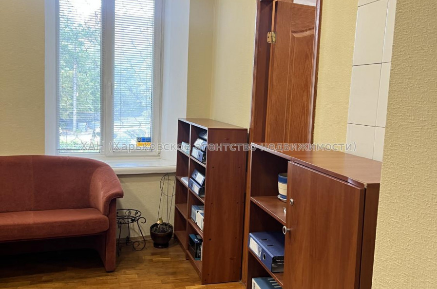 Продам нежитлову нерухомість, офис в многоквартирном доме , 3 кім., 67 м², частичный ремонт 